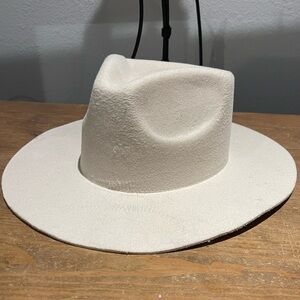 Woman’s Teressa Foglia X Curateur felt hat off white. In great condition.